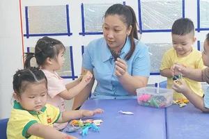 Nghịch lý: Công nhân chưa mặn mà gửi con ở trường công 