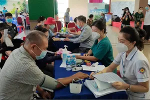 Tiêm vaccine ngừa COVID-19 để tránh kịch bản xấu xảy ra 