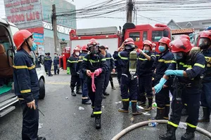 Trắng đêm dập lửa, tìm nạn nhân vụ cháy kinh hoàng ở Bình Dương 
