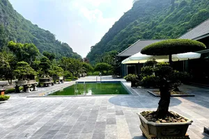 Nhiều công trình 'khủng' xây trái phép trên đất quốc phòng 