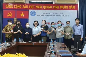 Tặng hàng ngàn sổ BHXH và thẻ BHYT cho người nghèo 