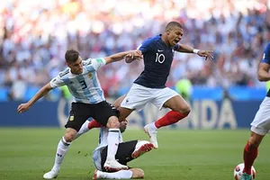 Pháp và Argentina đua nhau thêm sao vào ngực áo 