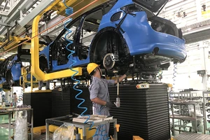 Doanh số lao dốc, ngành ô tô kiến nghị giảm 50% phí trước bạ 