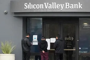 2 ngân hàng Mỹ sụp đổ: Vàng hưởng lợi, USD lao dốc 