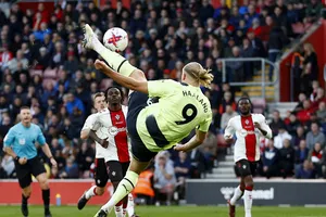 Thầy Pep Guardiola khen học trò “dễ thương, lại còn đá bóng giỏi” 