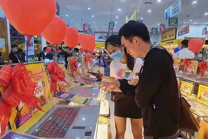 Người dân thắt chặt chi tiêu, doanh nghiệp bán lẻ gặp khó 