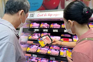 Thịt heo rớt giá, người nuôi heo thất thu 