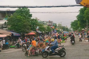 Kẹt xe vì chợ tự phát lấn chiếm lòng, lề đường 