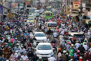 Di dời trụ sở, xí nghiệp… ra ngoại ô để tránh ùn tắc giao thông 