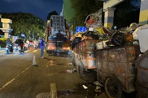 Nhiều điểm tập kết rác gây ô nhiễm, kẹt xe 