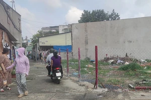 Dân khổ vì hàng rào xây dựng lấn chiếm hẻm 