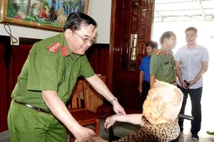 Những công an hết lòng vì dân: 'Người dân đã giúp chúng tôi hoàn thành việc cấp CCCD'