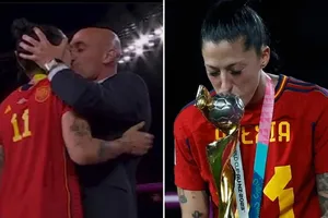 LĐBĐ Tây Ban Nha làm rõ vụ quan chức “ôm hôn” nữ cầu thủ 