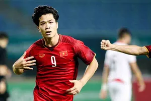 Ông Troussier chờ Công Phượng, Văn Toàn lên tiếng