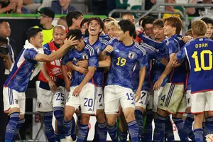 HLV Hansi Flick: “Tôi vẫn đang tại vị” 