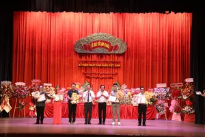 Sân khấu tưng bừng giỗ tổ cùng những hy vọng mới