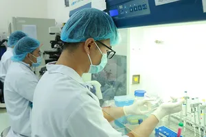 Sinh viên đang thực hành nghiên cứu tại trung tâm trực thuộc ĐH Quốc gia TP.HCM