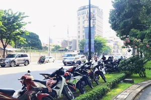 Bức xúc vì nhiều công viên không có bãi giữ xe