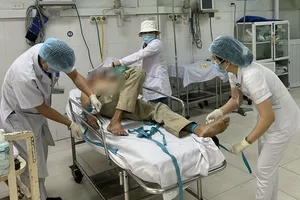 Các bác sĩ đang cấp cứu cho bệnh nhân bị suy tuyến thượng thận. Ảnh: LQ