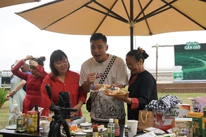 Giúp nông dân livestream bán hàng Việt sang Trung Quốc