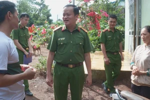 Công an khéo vận động dân trả lại đất lấn chiếm