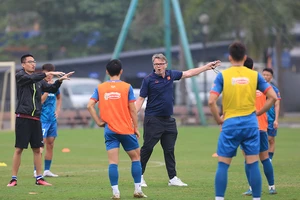 Bão chấn thương không làm nản lòng HLV Troussier