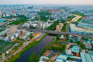Kinh tế TP.HCM: Tránh 'hiệu ứng chèn lấn'
