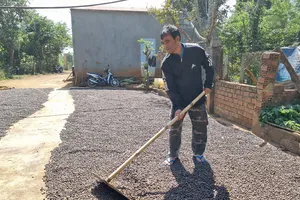 Bà con dang tay đón người lầm lạc vượt biên hồi hương