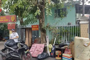 Phường giúp dân thu gom rác cồng kềnh dịp cuối năm