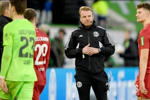 Chuyện thật như đùa ở Bundesliga, khán giả xuống sân làm trọng tài