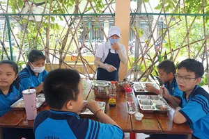 Cần xem lại việc tiền ăn bán trú cũng phải đóng thuế