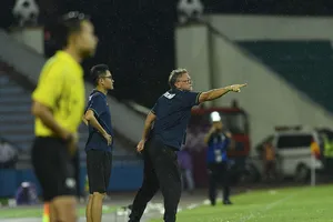 Ông Troussier cần tập trung vào chuyên môn