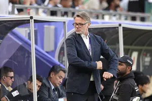 VFF sẽ bồi thường rất lớn cho HLV Troussier nếu…