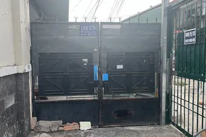 Cụ bà 83 tuổi gặp khó vì nhà không có lối đi