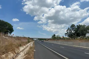 Nắng nóng, hàng loạt ô tô nổ lốp trên cao tốc