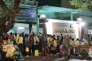 Bát nháo 'cò' xe ôm ở BV Tai Mũi Họng TP.HCM