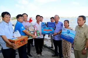 'Cùng ngư dân thắp sáng đèn trên biển' rất thiết thực