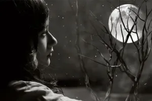 Tôi đã chạm vào mùi hương mê hoặc của trăng