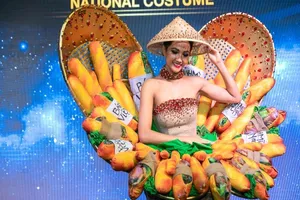 Tranh cãi quanh bộ trang phục bánh mì của H'Hen Niê