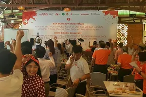 Nhìn theo phụ nữ đẹp, huýt sáo là quấy rối tình dục? 