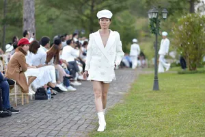 Ngắm dàn người mẫu áo trắng giữa mùa đông Đà Lạt