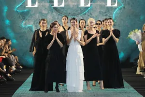 Tăng Thanh Hà rẽ hướng, thiết kế thời trang cho các quý cô