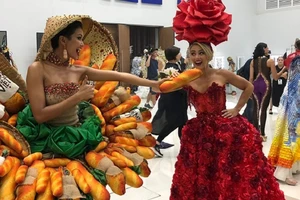 Váy bánh mì của Hoa hậu H'Hen Niê: Trong chê, ngoài khen