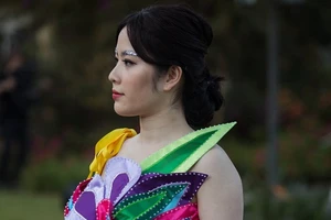 Hoa khôi Nam Em tăng cân, biểu diễn không theo kịch bản