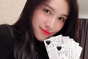 MC Thanh Huyền cúp học, 'bán show' vì... có vé xem CK