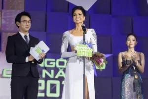 H'Hen đi nhận giải với váy dạ hội 'mặc hụt' ở Miss Universe