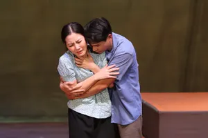 “Nửa đời ngơ ngác” làm khán giả khóc nghẹn với suất diễn 150