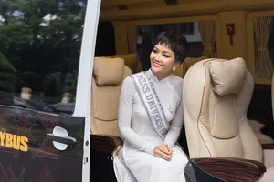 Tóc ngắn, da nâu, H'Hen Niê mặc áo dài có đẹp không?