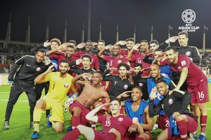 CĐV nước ngoài phấn khích với kiểu chào tay của Bùi Tiến Dũng 