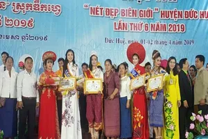 Chung kết hoa hậu biên giới Việt-Campuchia: Đẹp đến khó tin!